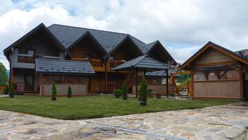 Фото номера Трехместный номер Отель Family Hotel Каскад г. Буковель 3