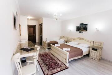Фото номера Стандартный трехместный номер Отель Diamond Resort White г. Буковель 7