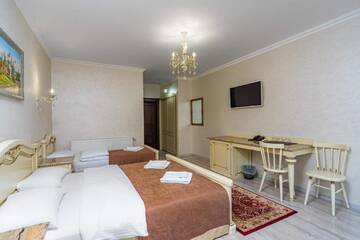 Фото номера Стандартный трехместный номер Отель Diamond Resort White г. Буковель 2