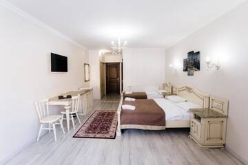 Фото номера Стандартный трехместный номер Отель Diamond Resort White г. Буковель 4