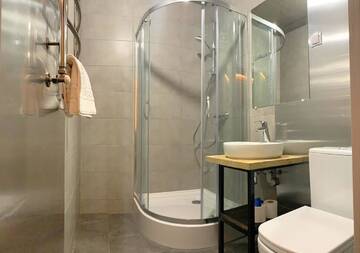 Фото номера Улучшенный трехместный номер Отель Loft Hotel г. Буковель 4