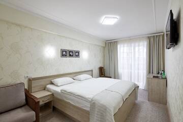 Фото номера Трехместный номер с балконом Отель Kasimir Hotel Rooms г. Буковель 7