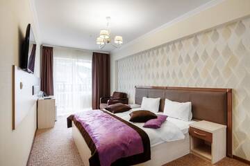 Фото номера Трехместный номер с балконом Отель Kasimir Hotel Rooms г. Буковель 3