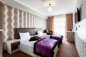 Фото номера Трехместный номер с балконом Отель Kasimir Hotel Rooms г. Буковель 2