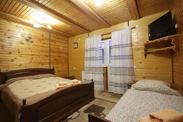 Фото номера Улучшенный трехместный номер Гостевой дом Sadyba u Halyny Sunrise г. Буковель 5
