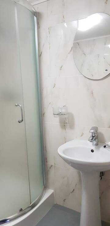 Фото номера Двухместный номер с двуспальной кроватью и дополнительной кроватью Отель Круассан г. Буковель 3