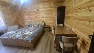 Фото номера Семейный номер с видом на горы Гостевой дом Гостинний Двір Вишня г. Буковель 2