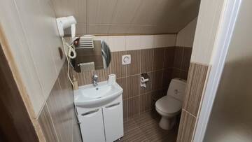 Фото номера Трехместный номер с балконом Гостевой дом Гостинний Двір Вишня г. Буковель 4