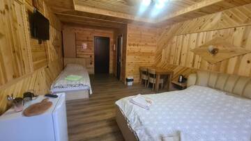 Фото номера Трехместный номер с балконом Гостевой дом Гостинний Двір Вишня г. Буковель 4