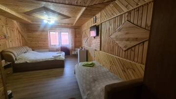 Фото номера Трехместный номер с балконом Гостевой дом Гостинний Двір Вишня г. Буковель 5
