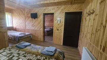Фото номера Семейный номер с видом на горы Гостевой дом Гостинний Двір Вишня г. Буковель 4